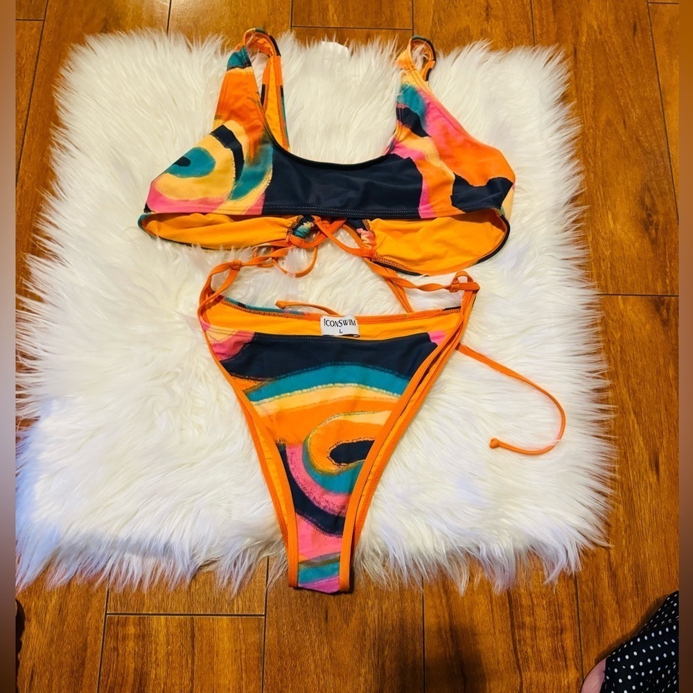 ICONSWING woman swiming bikini